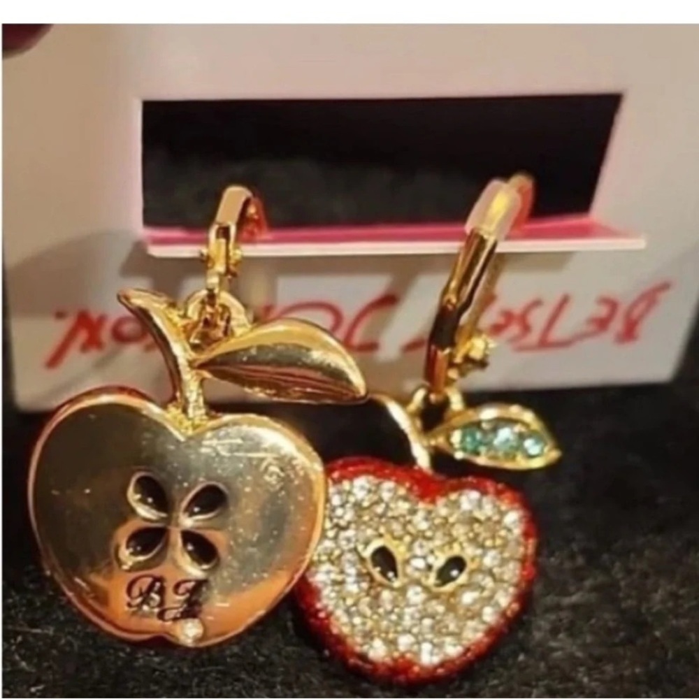 BETSEY JOHNSON SET Apple & Worm Hinged Bracelet 3 Apple Necklace & Earrings NWT - Picture 15 of 16